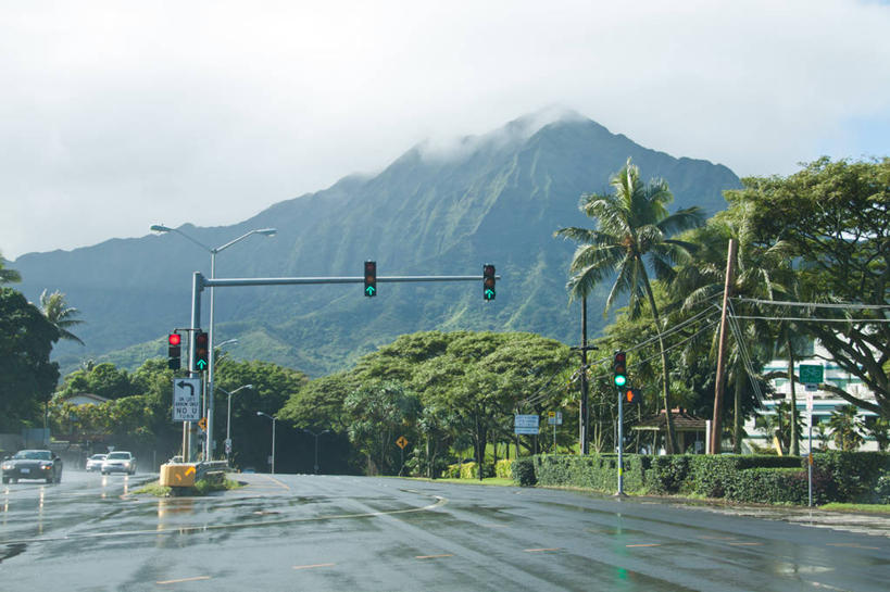 无人,横图,室外,白天,山,街道,汽车,美国,湿,云,红绿灯,天气,树,自然,运输,摄影,瓦胡岛,太平洋岛屿,彩图