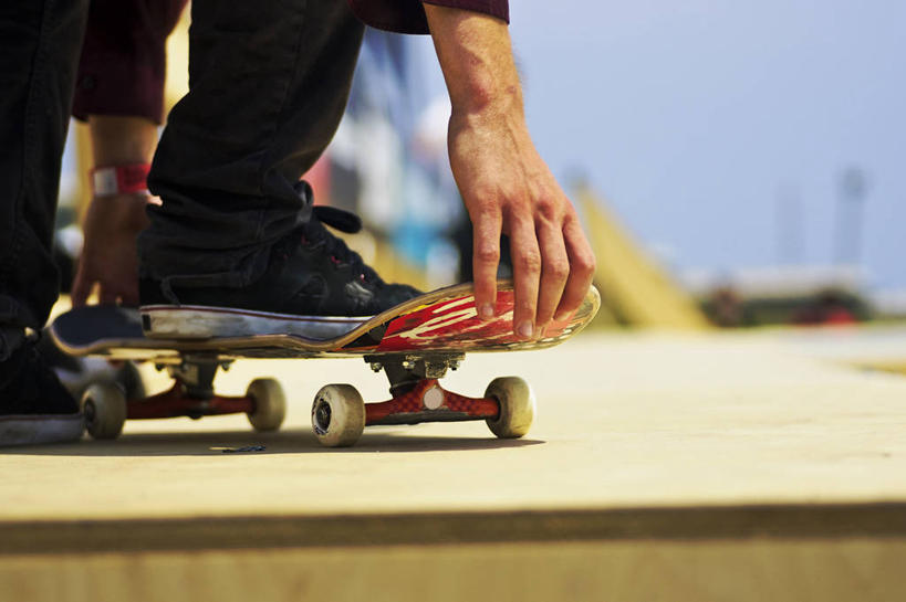 成年人,手,腿,一个人,横图,室外,特写,白天,运动,滑冰,鞋子,西班牙,巴塞罗那,仅一个男性,准备,拿着,握紧,摄影,部分,四肢,技能,休闲活动,彩图,滑板运动