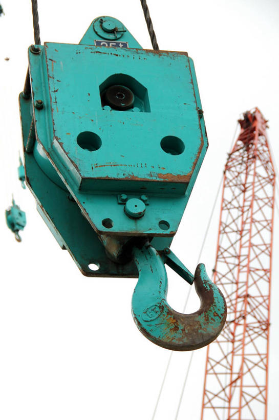 无人,竖图,室外,特写,白天,仰视,建筑业,英国,金属,蓝色,天空,建筑工地,力量,摄影,吊钩,铆钉,滑车,彩图,低角度拍摄