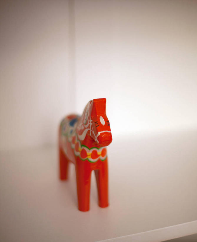 无人,竖图,室内,特写,马,意大利,木制,架子,红色,白色,摄影,伦巴第大区,美术工艺,彩图