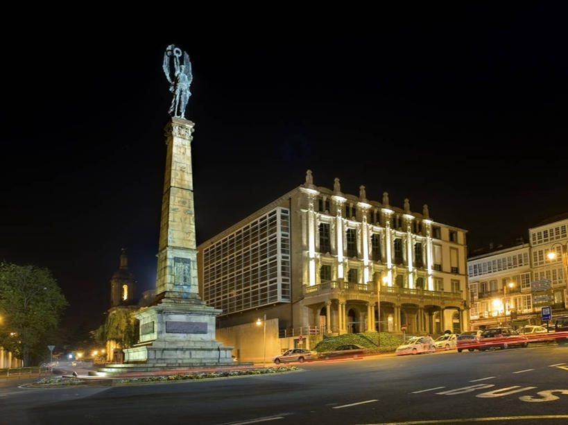 无人,广场,横图,室外,夜晚,长时间曝光,建筑,街道,路,汽车,西班牙,雕像,柱子,历史,车,地标建筑,交通工具,运输,摄影,车灯,迅速,照亮,载具,彩图