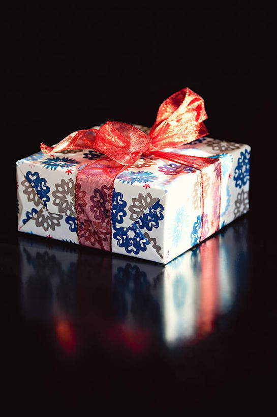 无人,竖图,室内,特写,桌子,静物,礼物,美国,黑色背景,反射,包装,包装纸,缎带,摄影,惊奇,彩图