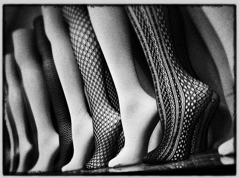 腿,无人,横图,黑白,室内,特写,商务,重复,窗户,落地窗,橱窗,美国,一排,整齐,人造模特,玻璃窗,排列,零售,摄影,长袜,高雅,裤袜,队列,玻璃橱窗,四肢