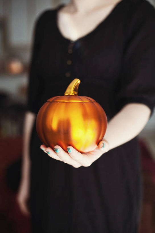 成年人,手,一个人,竖图,室内,南瓜,美国,仅一个女性,庆祝,指甲油,拿着,休闲装,饮食,橙色,万圣节,摄影,部分,俄勒冈州,波特兰,彩图,传统文化