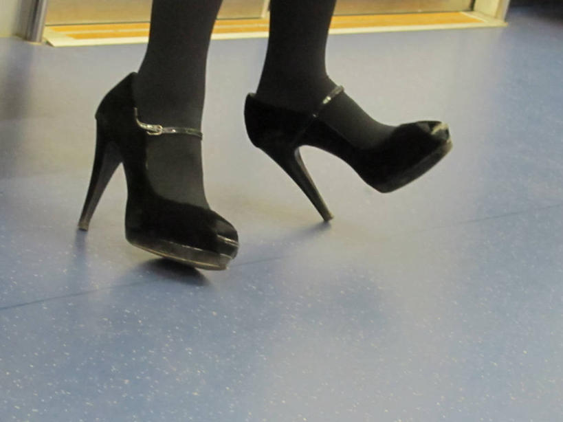成年人,腿,一个人,横图,室内,高跟鞋,时尚,地板,东京,日本,仅一个女性,首都,摄影,部分,足,四肢,休闲活动,彩图,舞蹈