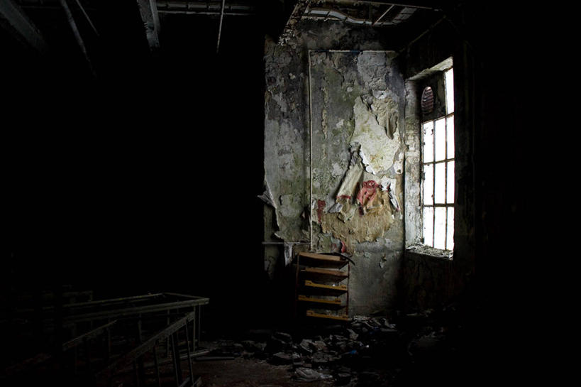 无人,横图,室内,白天,窗户,挪威,废弃,破碎,生锈,破坏,破损,废墟,摄影,报废,宁静,粉碎,腐蚀,侵蚀,损坏,废物,毁坏,丢弃,放弃,抛弃,摧毁,工业建筑,卑尔根,腐化,摈弃,锈迹斑斑,彩图,屏弃,摈斥,摒除