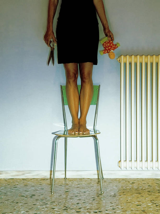 成年人,一个人,站,竖图,室内,地板,玩具,椅子,意大利,仅一个女性,剪刀,墙,拿着,休闲装,赤脚,个性,摄影,部分,彩图