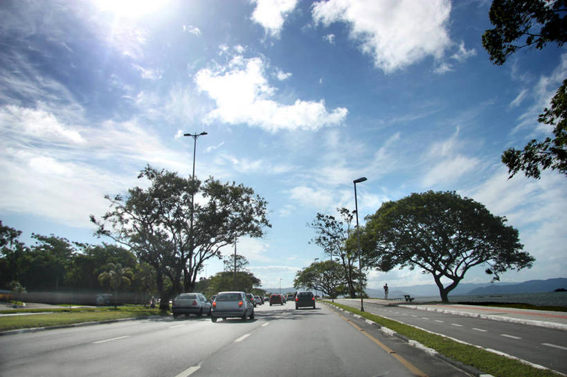 无人,横图,室外,白天,街道,路灯,汽车,巴西,云,分界线,树,天空,自然,运输,摄影,彩图