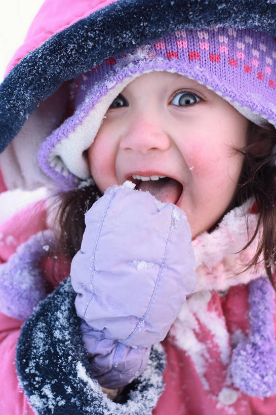 西方人,婴儿,儿童,脸,头,脸颊,一个人,吃,竖图,特写,正面,纯洁,雪,欧洲,加拿大,欧洲人,仅一个人,雪花,拿着,外套,肩膀,小孩,粉色,蓝色,紫色,张嘴,寒冷,可爱,童年,童趣,摄影,活泼,享乐,宝宝,肖像,张大嘴巴,童真,纯真,烂漫,无邪,连指手套,大不列颠哥伦比亚,伶俐,天真,白种人,孩子,头部,脸部,脸蛋,面部,张开嘴,彩图