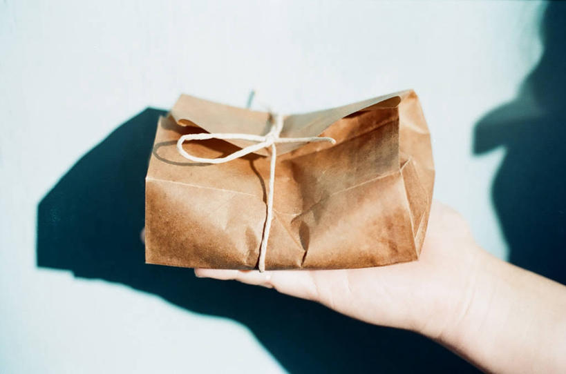 手,一个人,横图,室内,特写,礼物,台湾,阴影,包装,包装纸,拿着,打结,摄影,惊奇,部分,牛皮纸,简单,彩图