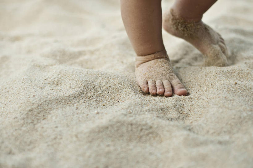 婴儿,腿,一个人,横图,室外,特写,白天,泰国,沙子,赤脚,摄影,部分,足,四肢,无忧无虑,海滩,步行,彩图