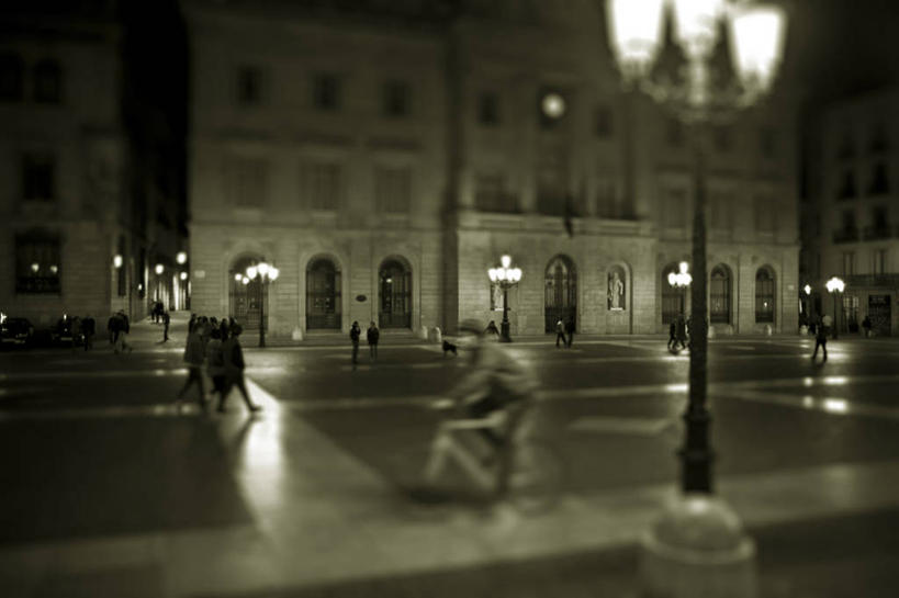 广场,横图,黑白,室外,夜晚,建筑,街道,路灯,自行车,西班牙,巴塞罗那,拱门,许多人,车,脚踏车,骑,地标建筑,交通工具,一群人,骑车,摄影,照亮,载具,移轴摄影,步行,巴塞罗那省