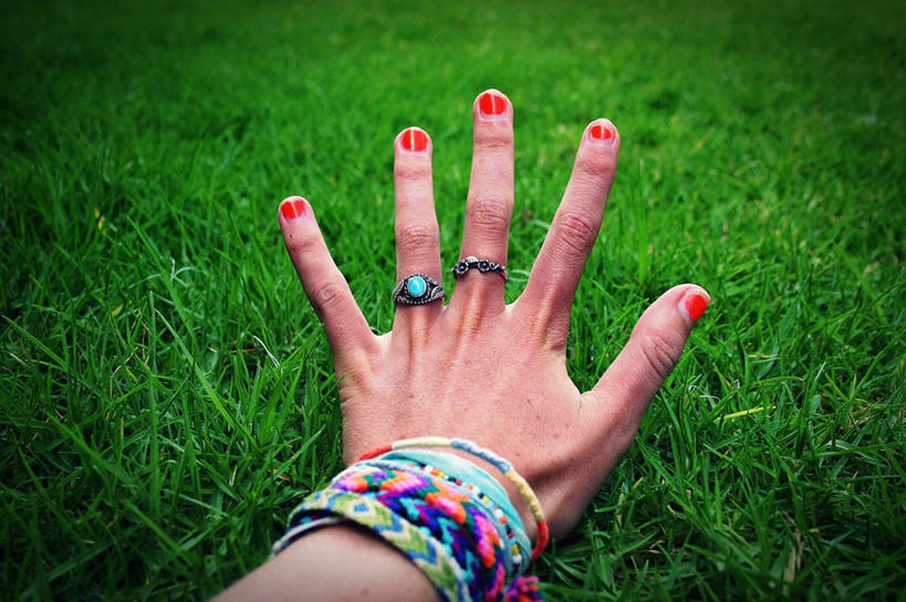 成年人,手,一个人,横图,室外,白天,时尚,美国,仅一个女性,指甲油,草,绿色,戒指,摄影,手镯,部分,加利福尼亚,美化,彩图