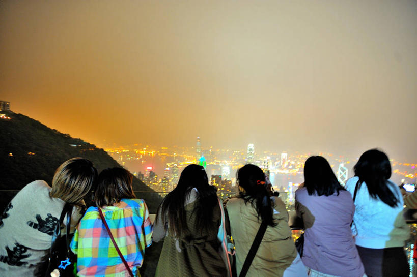 成年人,头发,站,横图,室外,夜晚,友谊,城市,香港,并排,休闲装,背面,黑色,天空,金色,摄影,生活方式,照亮,休闲活动,半身,彩图