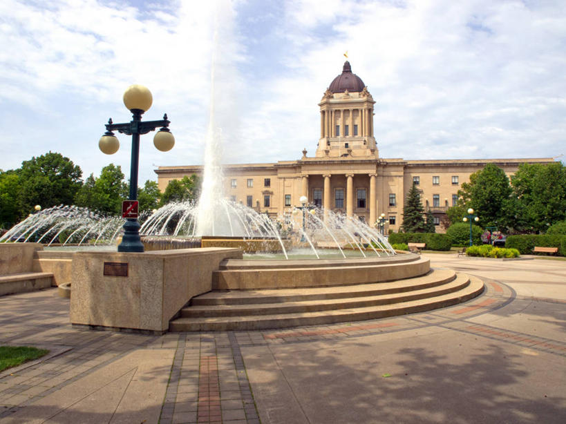 无人,横图,室外,白天,水,建筑,喷泉,加拿大,云,灯,树,天空,摄影,政府,马尼托巴湖,联邦大楼,彩图,温尼伯湖