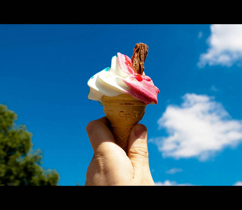 手,一个人,横图,室外,特写,白天,英国,云,拿着,饮食,天空,冰淇淋,寒冷,摄影,部分,享乐,彩图,冰淇淋蛋卷