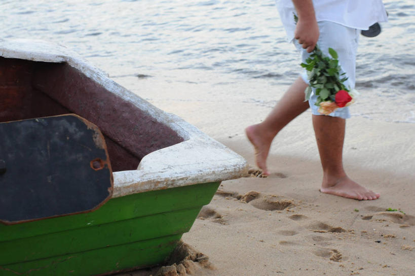 成年人,腿,一个人,横图,室外,白天,水,船,巴西,萨尔瓦多,仅一个男性,拿着,休闲装,花束,南美,运输,摄影,部分,南美洲,拉丁美洲,美洲,巴西联邦共和国,首府,亚美利加洲,南亚美利加洲,四肢,巴伊亚,巴伊亚州,海滩,步行,彩图