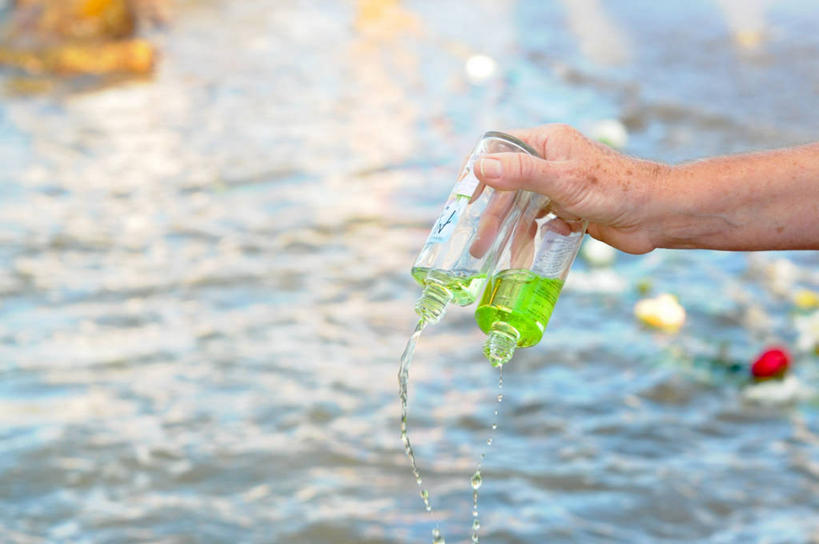 手,一个人,横图,室外,特写,白天,水,巴西,萨尔瓦多,绿色,祈祷,香水,香水瓶,南美,摄影,部分,南美洲,拉丁美洲,美洲,巴西联邦共和国,首府,亚美利加洲,南亚美利加洲,巴伊亚,巴伊亚州,灵性,彩图