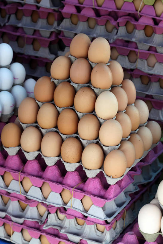 无人,竖图,室外,特写,白天,一排,堆叠,丰富,整齐,鸡蛋,市场,饮食,排列,粉色,零售,摄影,脆弱,队列,彩图