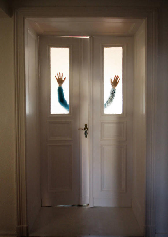 手,一个人,举,竖图,室内,特写,白天,神秘,门,日光,德国,首都,柏林,托,摄影,部分,举起,举手,举着,向上举,向上伸,向上托,彩图