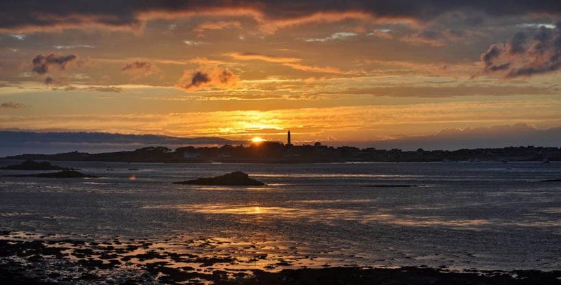 无人,横图,室外,海洋,日落,太阳,日光,法国,欧洲,云,风景,天空,自然,摄影,宁静,布列塔尼,西欧,法兰西,剪影,法兰西共和国,法兰西第五共和国,布列塔尼半岛,菲尼斯泰尔省,布列塔尼地区,非尼斯泰尔省,岩石,彩图,罗斯科夫