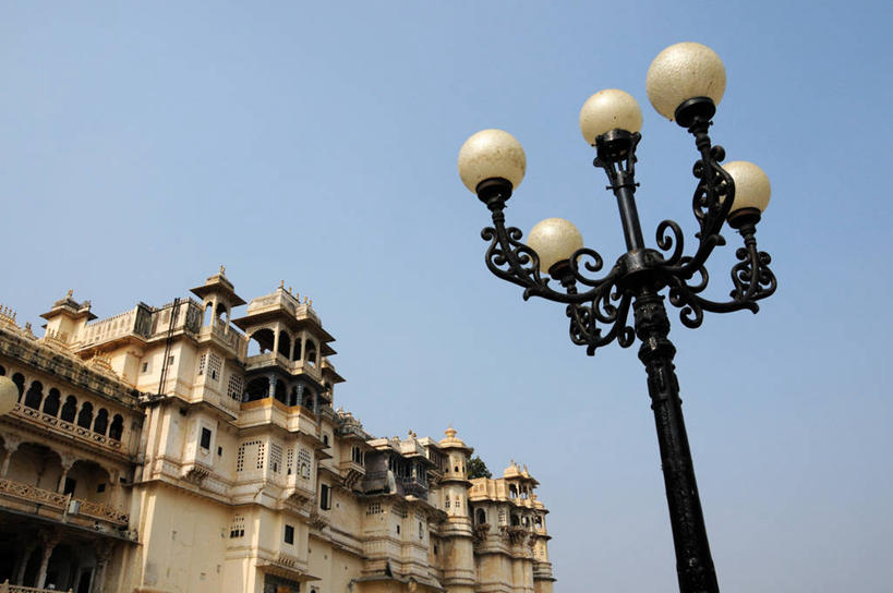 无人,宫殿,横图,室外,白天,建筑,路灯,印度,亚洲,历史,地标建筑,摄影,南亚,万里无云,拉贾斯坦邦,拉贾斯坦,印度共和国,乌代浦尔,乌代浦,彩图,湖之城,白色之城