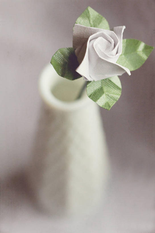 无人,竖图,特写,静物,花瓶,美国,灰色背景,艺术,折纸,纸艺,手工艺品,文化,白色,纸花,纸制品,工艺品,摄影,创造力,高雅,亚特兰大,工艺折纸,自信心,品位,想法,美术工艺,彩图,影棚拍摄