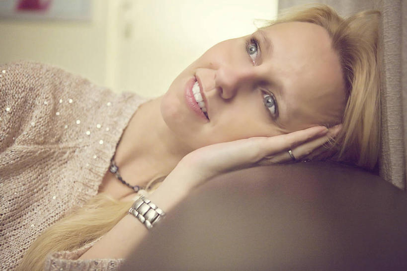 西方人,成年人,中年人,脸,头,脸颊,头发,一个人,笑,微笑,露齿笑,横图,室内,特写,白天,沙发,欧洲,荷兰,欧洲人,仅一个女性,仅一个人,休闲装,肩膀,靠,靠着,仅一个中年女性,思考,金色,放松,摄影,西欧,梦想,荷兰王国,尼德兰王国,上艾瑟尔省,女人,女性,中年女性,白种人,头部,脸部,脸蛋,面部,彩图