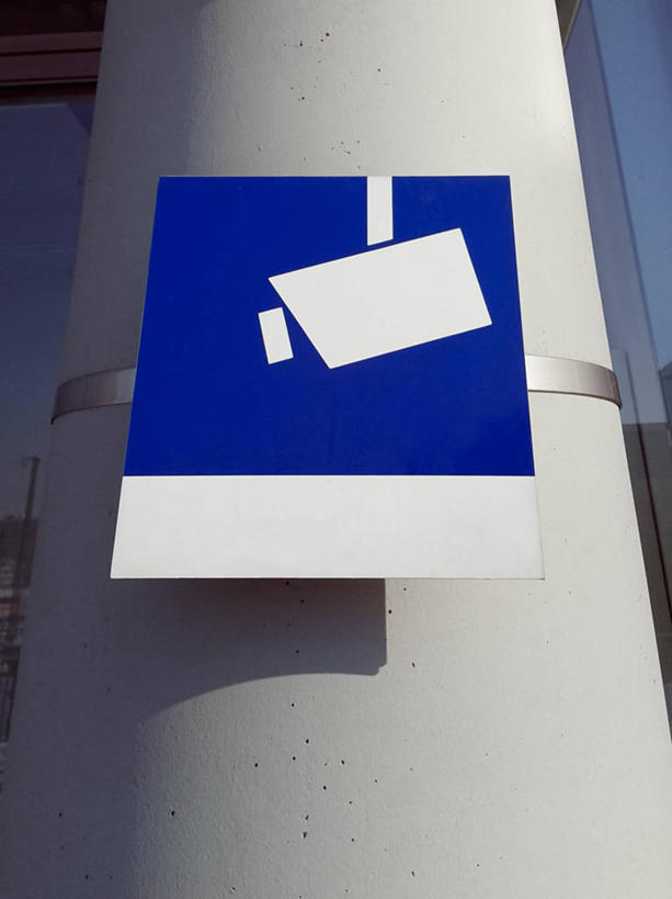 无人,竖图,室外,白天,仰视,安全,指示牌,德国,标志,文字,柱子,警告,标识,警示,摄影,禁止,权威,提醒,提示,限制,监视器,监视,想法,危险,彩图,低角度拍摄