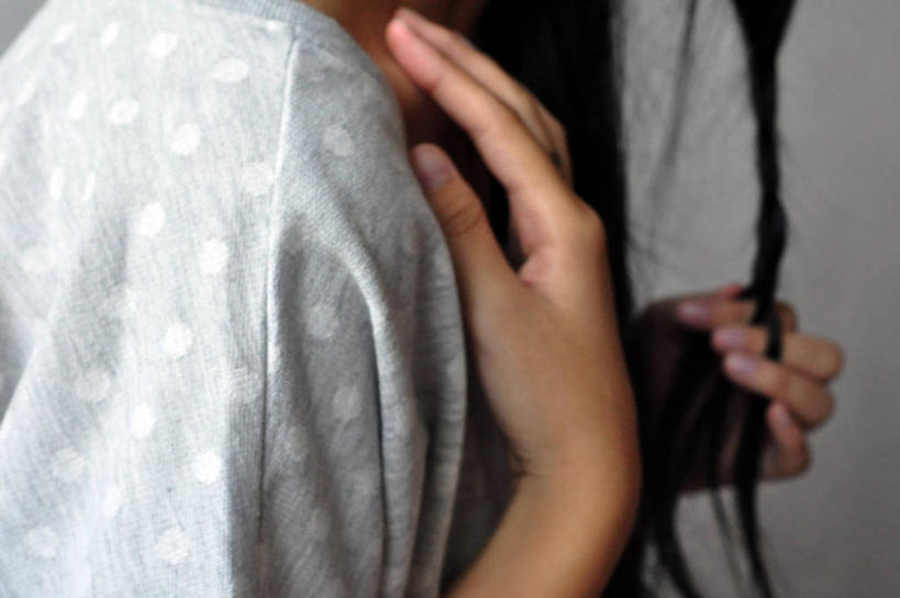 成年人,手,一个人,横图,室内,特写,马来西亚,仅一个女性,捆扎,准备,圆点,拿着,休闲装,白色,摄影,麻花辫,部分,彩图