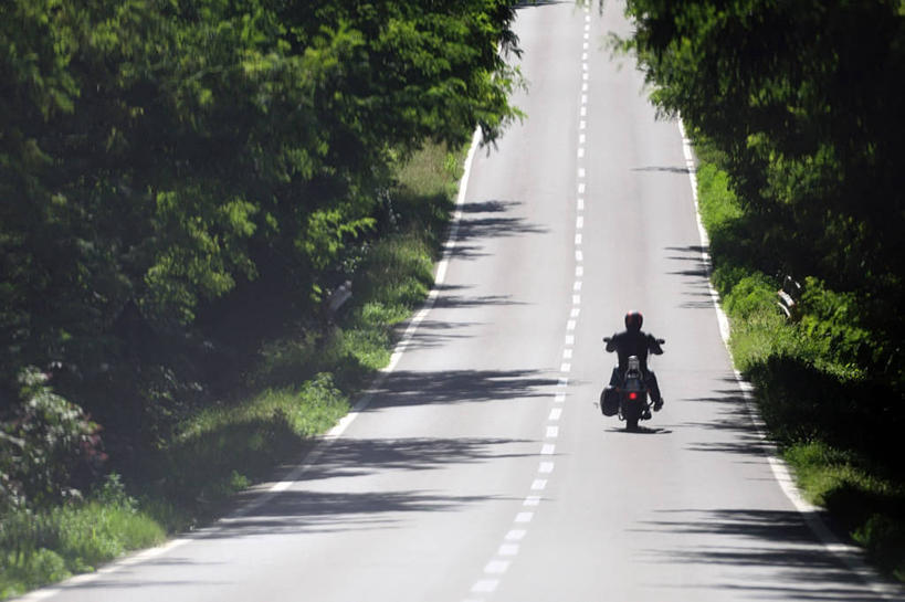 成年人,一个人,横图,室外,白天,路,摩托车,意大利,仅一个男性,阴影,路标,树,运输,摄影,彩图,独处