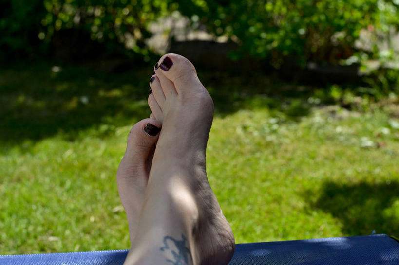 成年人,一个人,横图,室外,白天,美国,仅一个女性,指甲油,纹身,草,夏天,赤脚,放松,摄影,部分,足,俄勒冈州,波特兰,休闲活动,双腿交叉,彩图