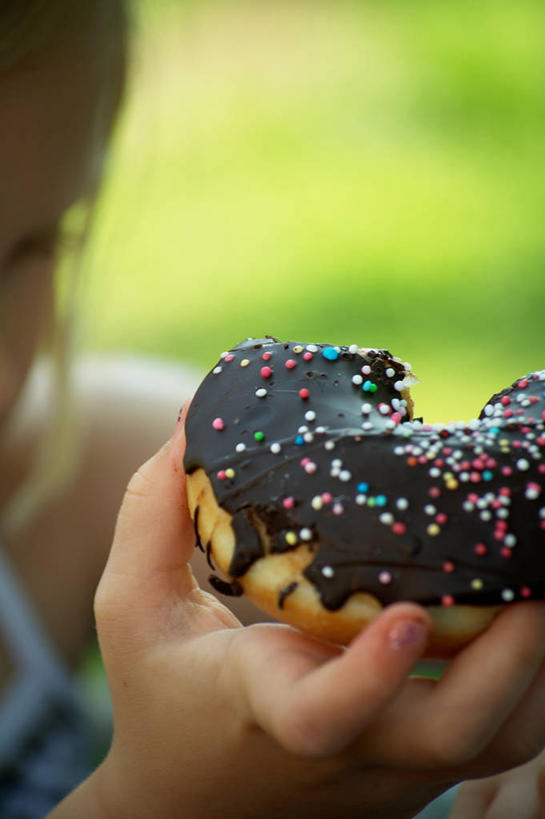 儿童,手,一个人,竖图,室外,特写,白天,纯洁,德国,仅一个女性,仅一个人,拿着,饮食,小孩,甜食,仅一个小孩,可爱,童年,童趣,诱惑,摄影,部分,清新,童真,烂漫,无邪,多纳圈,天真,女孩,女人,女性,孩子,彩图,女生