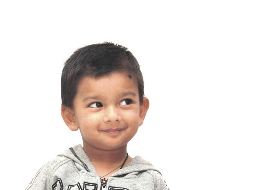 儿童,脸,头,脸颊,一个人,微笑,横图,白色背景,正面,满意,幸福,纯洁,印度,仅一个男性,仅一个人,服装,拿着,注视,休闲装,肩膀,小孩,衣服,观察,看,仅一个小孩,休闲,休闲服,连帽衫,可爱,童年,童趣,斜视,摄影,服饰,观看,察看,鄙视,关注,帽衫,童真,烂漫,无邪,卡纳塔克邦,藐视,讽刺,蔑视,嘲笑,班加罗尔,天真,男孩,男人,男性,印度人,孩子,头部,脸部,脸蛋,面部,彩图,影棚拍摄,男生