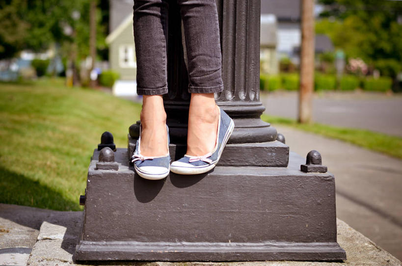 腿,一个人,站,横图,室外,特写,白天,路灯,鞋子,美国,休闲装,个性,平衡,摄影,部分,俄勒冈州,波特兰,四肢,彩图,紧身牛仔裤