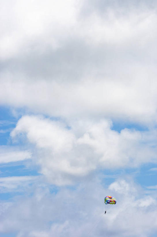 竖图,室外,白天,风,降落伞,美国,云,天气,半空,天空,自然,摄影,冒险,彩图,独处