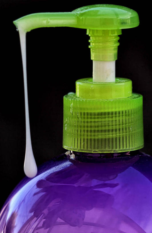 无人,竖图,室外,特写,白天,化妆,美容,美国,护肤,黑色背景,反射,润肤露,水滴,瓶子,保养,享受,休闲,放松,保健,摄影,加利福尼亚,香波,皂液器,养颜,美发用品,彩图,SPA美容