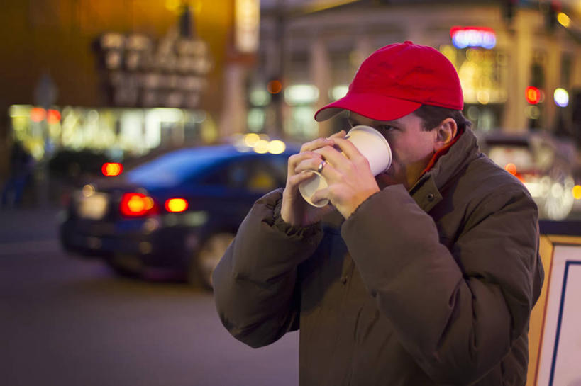 成年人,中年人,脸,头,脸颊,一个人,横图,室外,夜晚,城市,道路,街道,路,公路,汽车,美国,仅一个男性,仅一个人,仅一个中年男性,喝,咖啡杯,交通,拿着,肩膀,鸭舌帽,运输,摄影,照亮,北美,北美洲,一次性杯子,美洲,田纳西州,首府,北亚美利加洲,亚美利加洲,田纳西,志愿之州,纳什维尔,纳许维尔,男人,男性,中年男性,头部,脸部,脸蛋,面部,马路,彩图,美利坚合众国