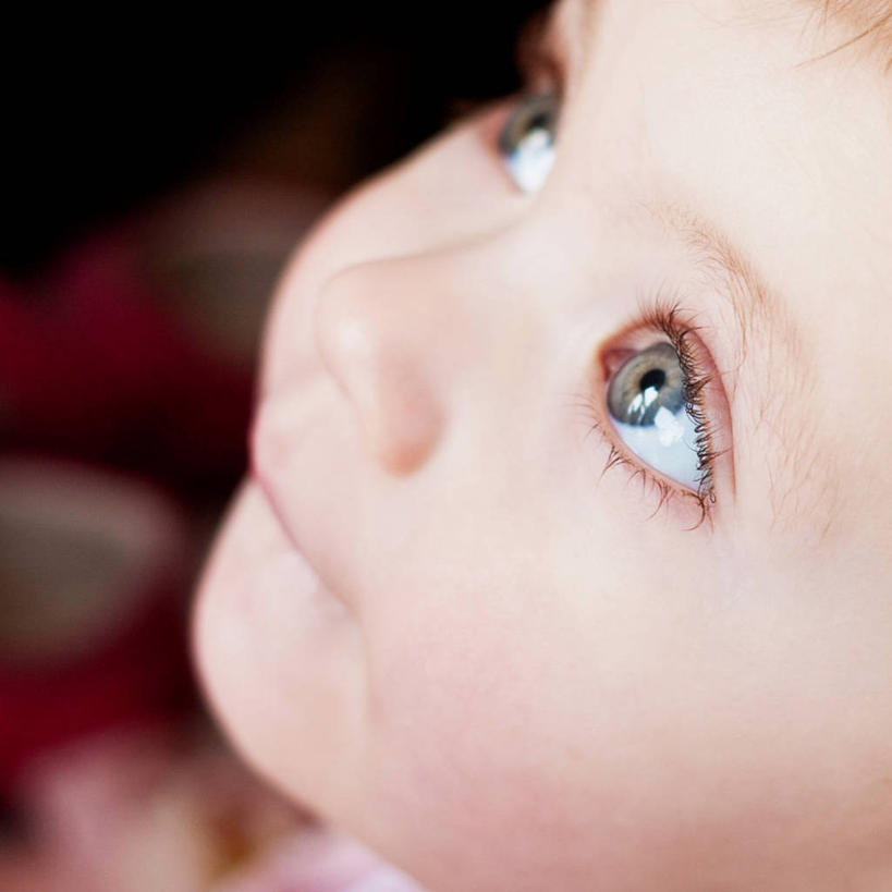 西方人,婴儿,儿童,一个人,方图,室内,特写,白天,纯洁,英国,欧洲,欧洲人,仅一个人,小孩,向上看,可爱,摄影,头像,活泼,部分,宝宝,纯真,烂漫,无邪,伶俐,天真,白种人,孩子,彩图,好奇心