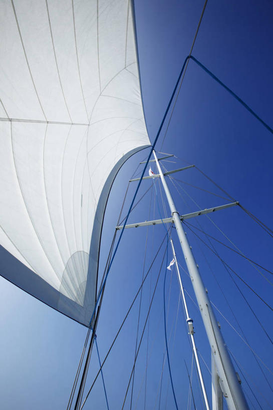 帆船,无人,竖图,室外,白天,仰视,旅途,船,日光,澳大利亚,游艇,蓝色,白色,交通工具,帆,运输,摄影,载具,昆士兰州,万里无云,凯恩斯,彩图,低角度拍摄,旅行