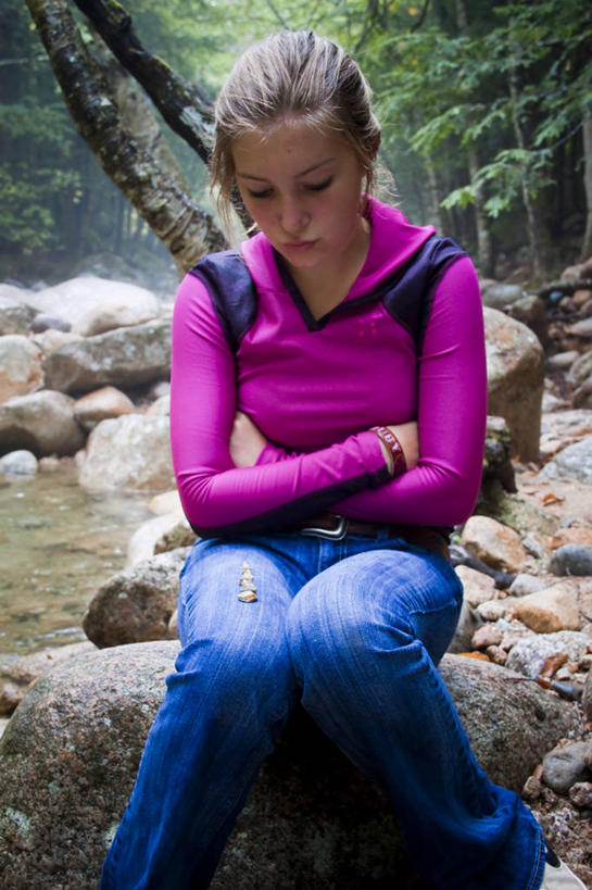 西方人,儿童,少年,一个人,坐,双手交叉,竖图,室外,白天,纯洁,寂寞,欧洲,美国,欧洲人,仅一个男性,仅一个年轻女性,仅一个女性,仅一个人,注视,休闲装,仅一个年轻男性,小孩,观察,看,思考,个性,可爱,童年,童趣,摄影,观看,察看,北美,双手抱胸,北美洲,关注,青春期,美洲,童真,烂漫,无邪,自由之州,阿肯色州,新罕布什尔州,北亚美利加洲,亚美利加洲,悲哀,阿肯色,机会之地,自然州,新罕布什尔,新罕布夏州,花岗岩州,花冈岩之州,滑雪之州,新英格兰,纽英仑,天真,男人,男性,年轻男性,年轻女性,女人,女性,白种人,孩子,岩石,休闲活动,彩图,美利坚合众国,康韦县