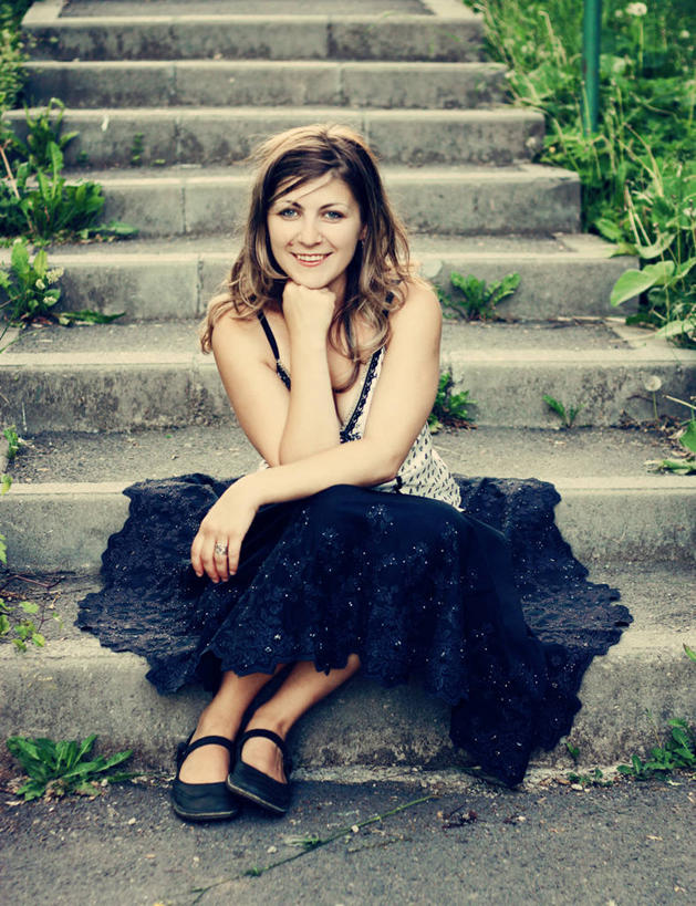 西方人,成年人,一个人,坐,笑,微笑,露齿笑,竖图,室外,白天,正面,幸福,楼梯,欧洲,罗马尼亚,欧洲人,仅一个年轻女性,仅一个女性,仅一个人,撑,托腮,草,托,摄影,托下巴,肖像,布拉索夫,年轻女性,女人,女性,白种人,年轻人,彩图,美人