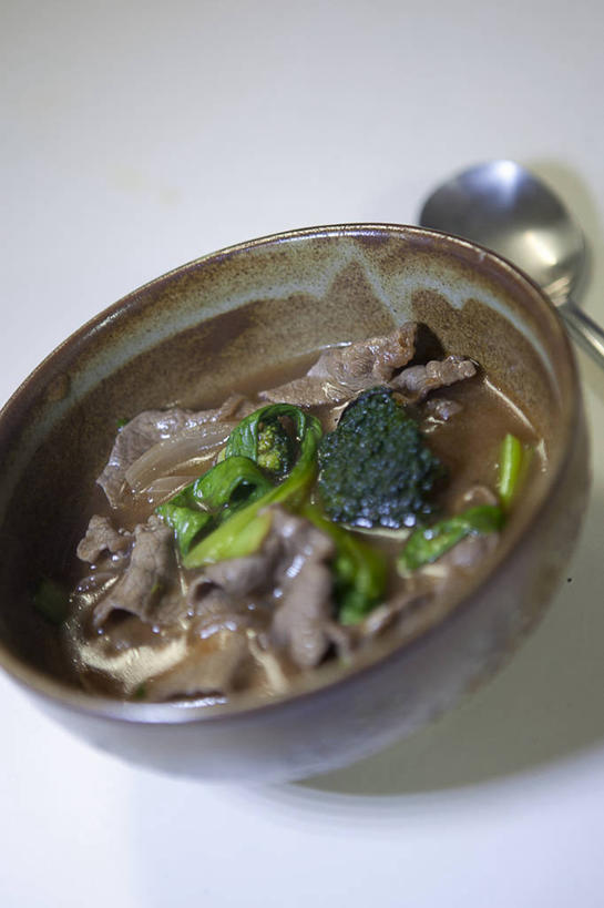 无人,竖图,白色背景,韩国,青菜,西兰花,锅,饮食,汤匙,摄影,清新,健康食物,焖菜,炖牛肉,光州,彩图,影棚拍摄