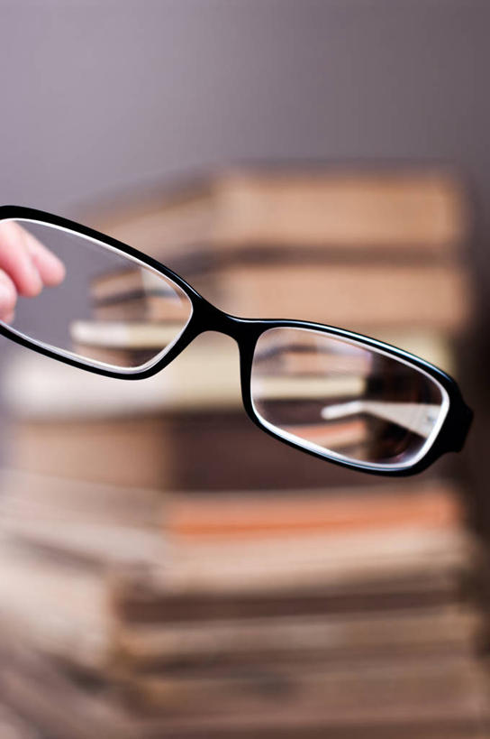 成年人,手,一个人,竖图,室内,特写,智慧,德国,仅一个男性,堆叠,透明,拿着,摄影,古董,部分,视力,书,彩图