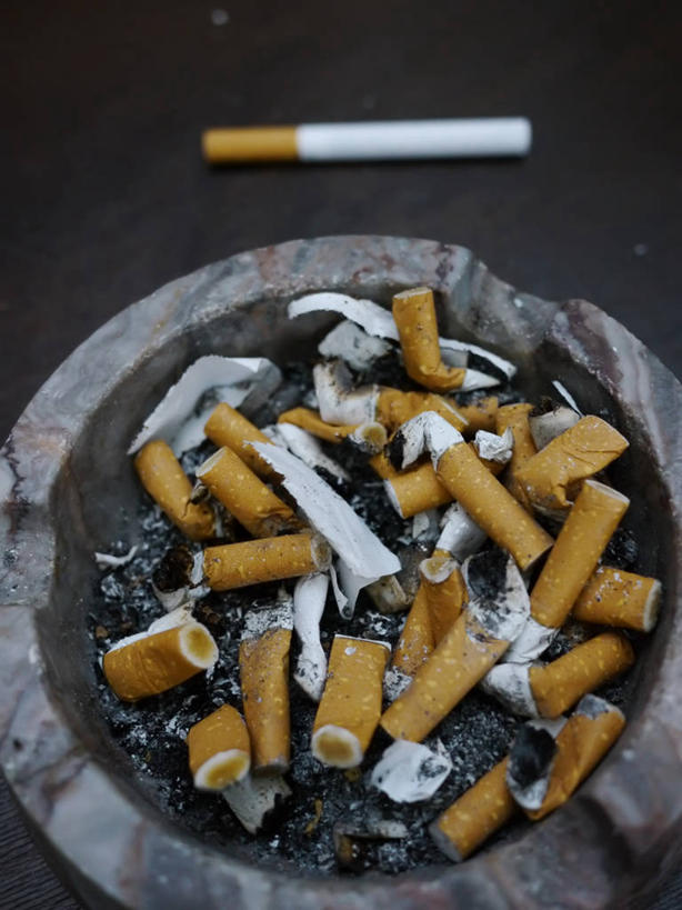 无人,竖图,室外,特写,白天,风险,香烟,德国,许多,很多,摄影,烟灰缸,烟蒂,上瘾,彩图,社会问题