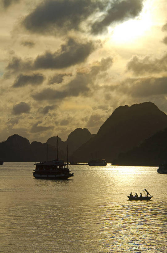 竖图,阶调图片,室外,海洋,日落,山,船,越南,木船,自然,交通工具,运输,摄影,宁静,舟,载具,剪影,下龙湾,彩图,三板,舢板
