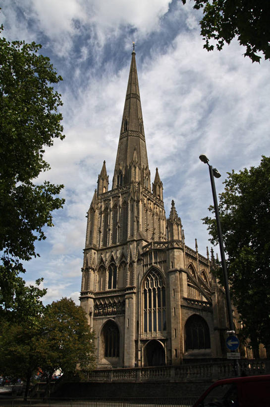 无人,教堂,竖图,室外,白天,建筑,路灯,英国,历史,树,天空,摄影,宗教,基督教,宗教建筑,彩图