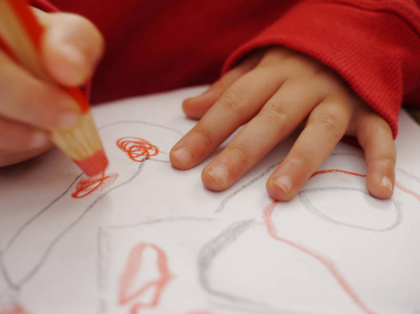 手,一个人,横图,特写,德国,纸,拿着,红色,童年,摄影,部分,知识,彩图,彩色铅笔