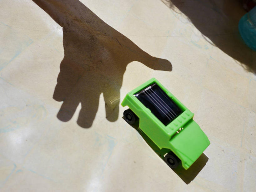 手,无人,横图,俯视,室外,白天,太阳能,玩具,德国,阴影,绿色,伸手,摄影,部分,替代能源,环境保护,想法,玩具车,彩图,高角度拍摄