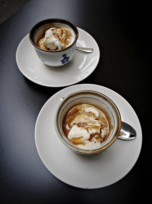 咖啡,无人,竖图,特写,幸福,桌子,马来西亚,黑色背景,娱乐,饮料,盘子,汤匙,碗,享受,休闲,温馨,冰淇淋,放松,乐趣,诱惑,摄影,提神,舒适,醒脑,软饮料,彩图,影棚拍摄